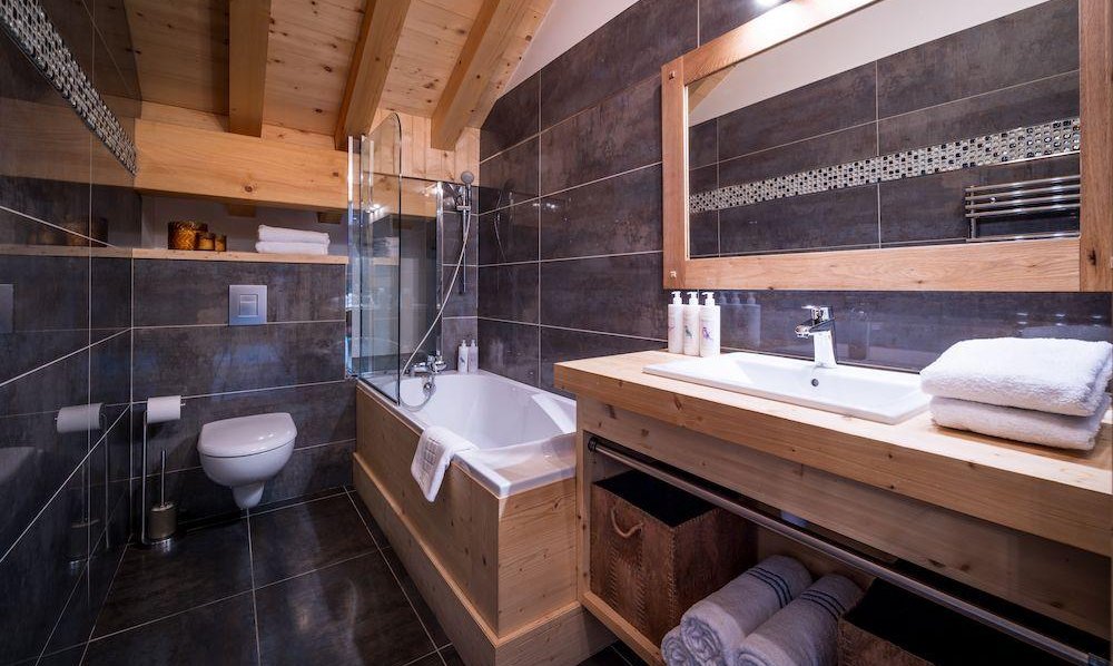 An ensuite Bathroom in Chalet Bellacima Lodge in Meribel