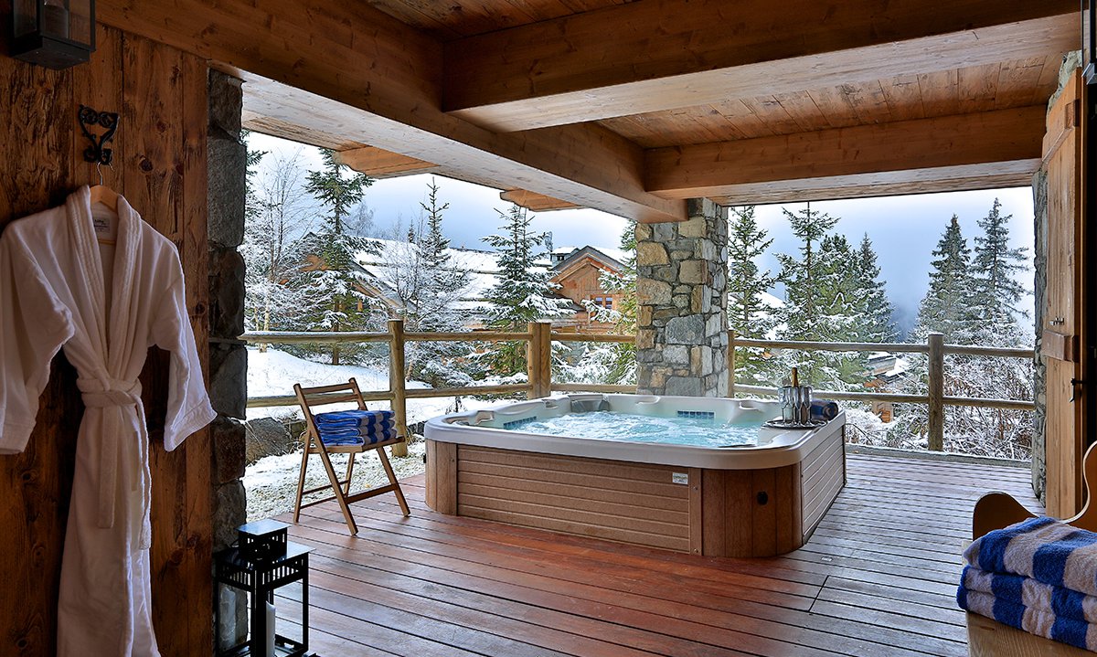 Outdoor Hot Tub with Champagne