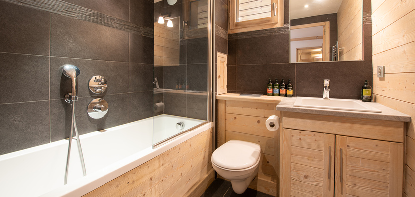One of the bathrooms in Chalet Le Cedre Blanc Meribel
