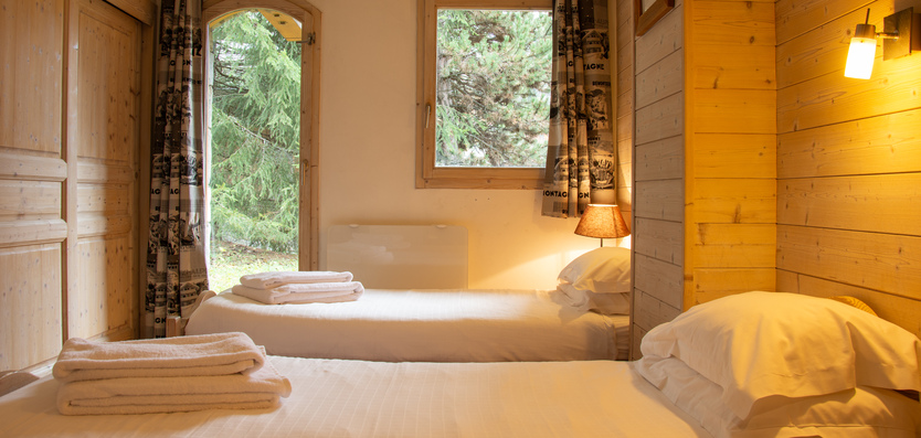 A twin bedroom in Chalet Le Cedre Blanc Meribel