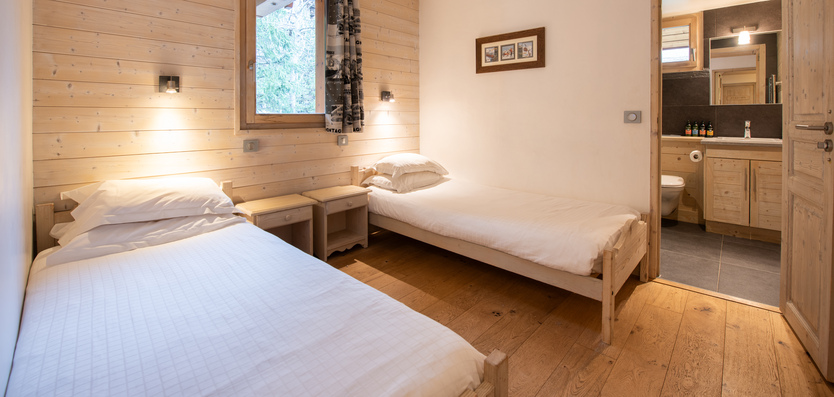 A twin bedroom in Chalet Le Cedre Blanc Meribel