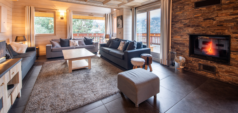 The Living room with fireplace in Chalet Le Cedre Blanc Meribel