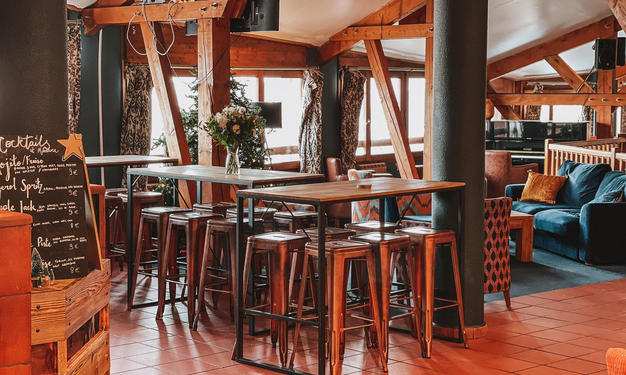 The Bar and Lounge area at Hotel Le Montana in La Tania The Bar and Lounge area at Hotel Le Montana in La Tania