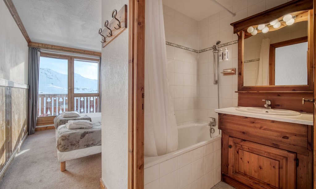 An ensuite bedroom in Catered Chalet Bonhomme Val Thorens An ensuite bedroom in Catered Chalet Bonhomme Val Thorens