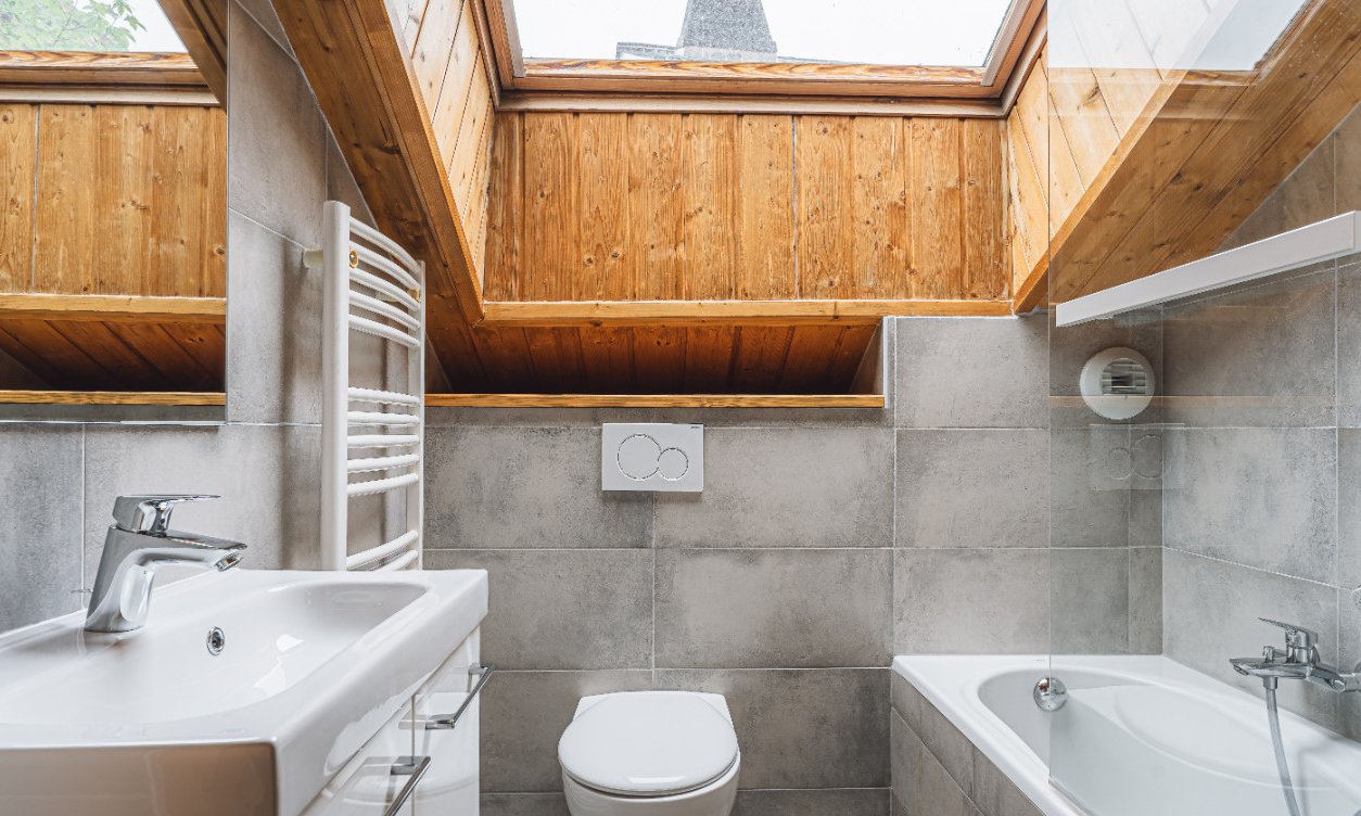 A bathroom in Chalet Virage in Meribel Centre A bathroom in Chalet Virage in Meribel Centre