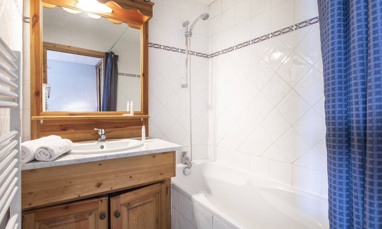 A Bathroom in the Chalet des Neiges Hermine apartments in Val Thorens A Bathroom in the Chalet des Neiges Hermine apartments in Val Thorens