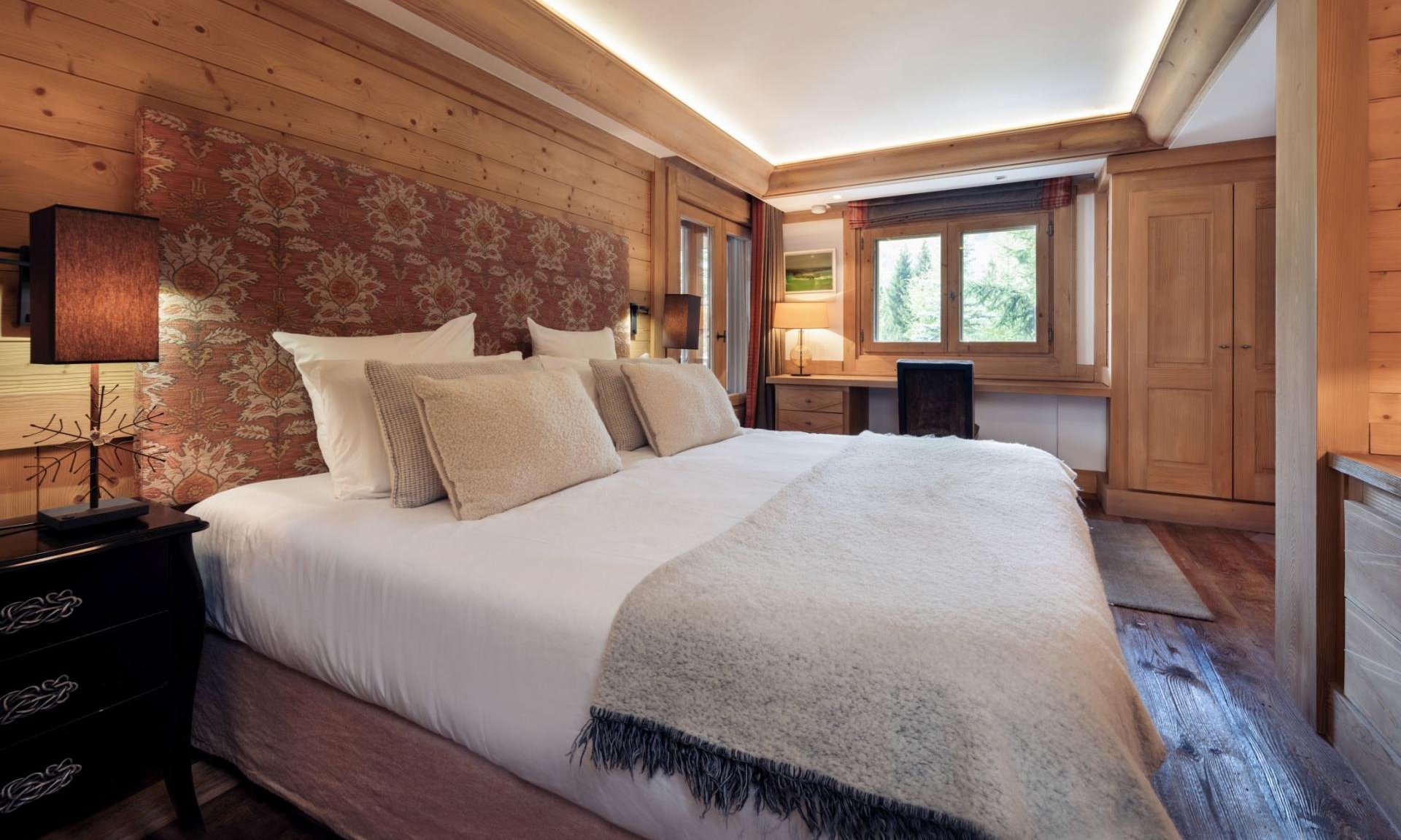 A Bedroom in Chalet Trois Ours Meribel Centre A Bedroom in Chalet Trois Ours Meribel Centre