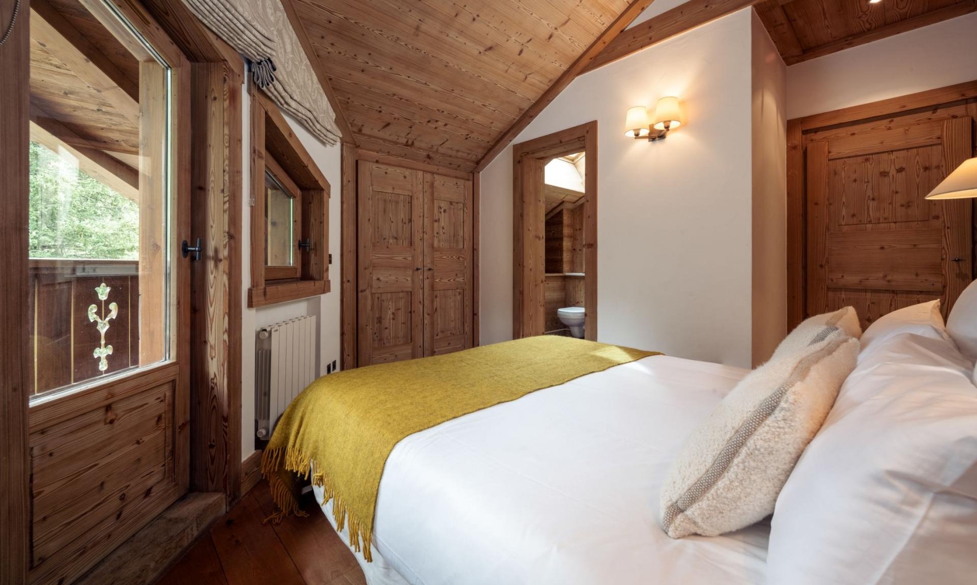 A bedroom in Chalet Trois Ours Meribel Centre A bedroom in Chalet Trois Ours Meribel Centre