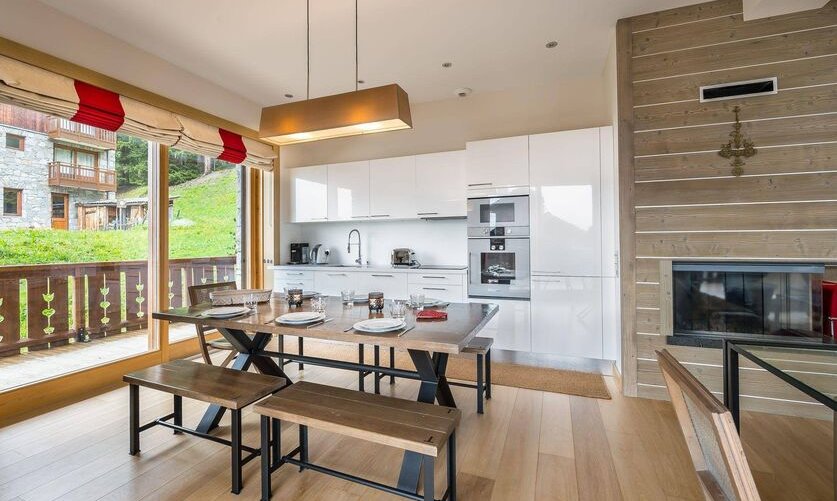 The Dining and Kitchen area in Apartment Aspen Lodge 11 Meribel