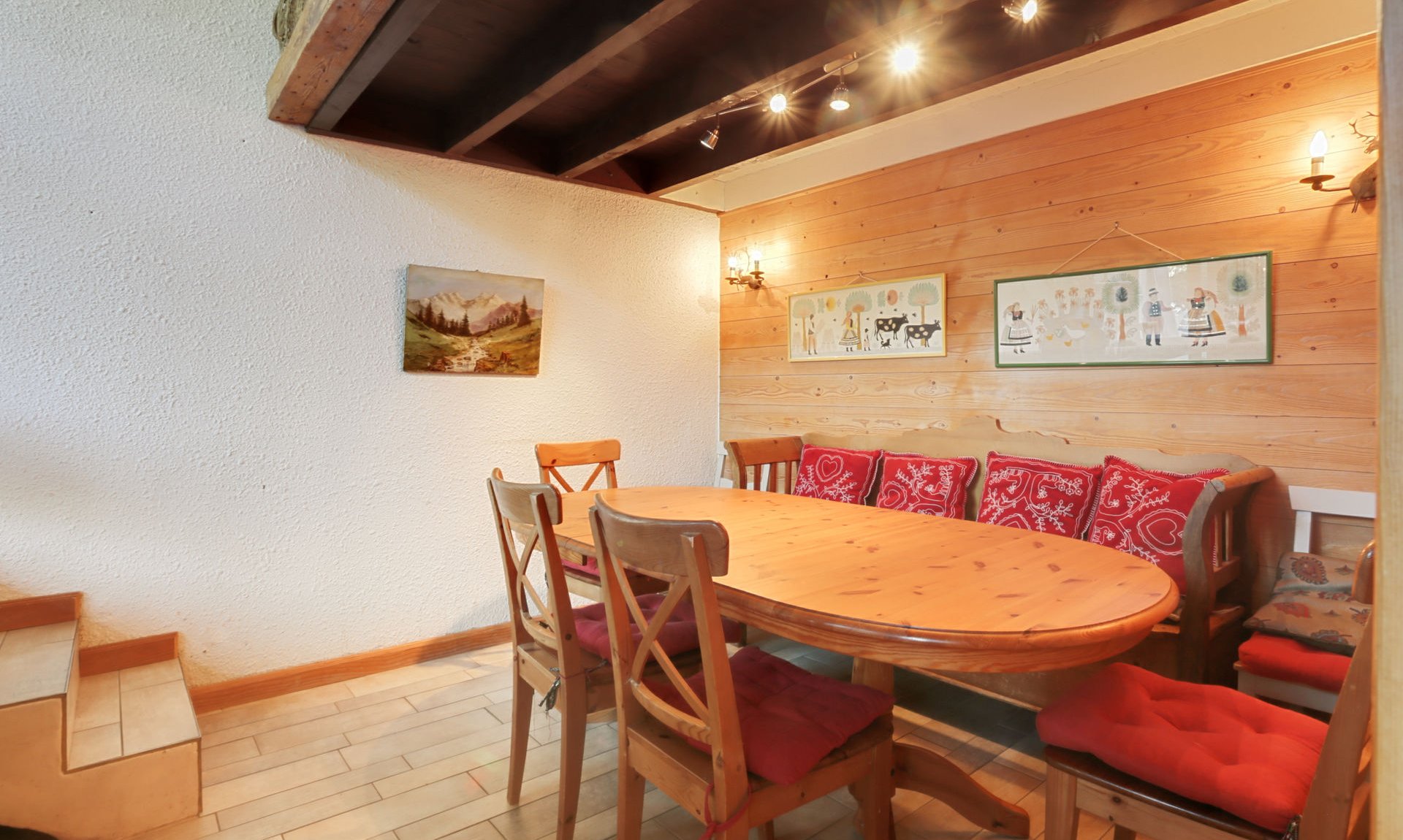 The Dining area in Apartment Petaru in Meribel Centre The Dining area in Apartment Petaru in Meribel Centre