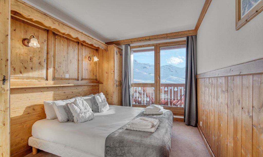 A Double bedroom in Catered Chalet Bonhomme in Val Thorens A Double bedroom in Catered Chalet Bonhomme in Val Thorens