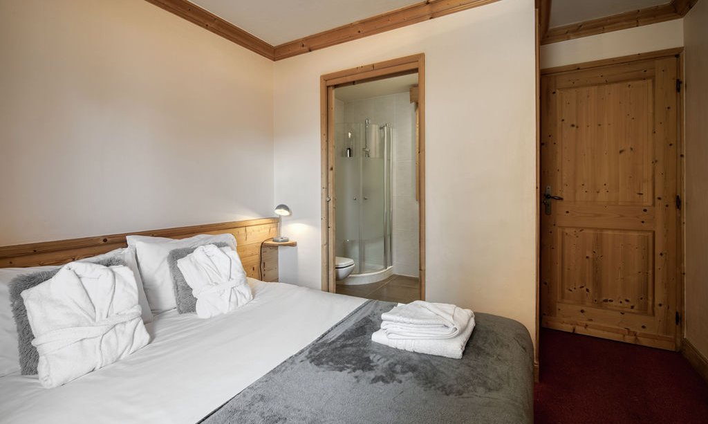 A Double bedroom with ensuite shower room in Catered Chalet Sabot Val in Thorens A Double bedroom with ensuite shower room in Catered Chalet Sabot Val in Thorens