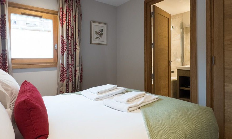 A double bedroom with ensuite bathroom in Chalet Montana in Meribel Centre A double bedroom with ensuite bathroom in Chalet Montana in Meribel Centre