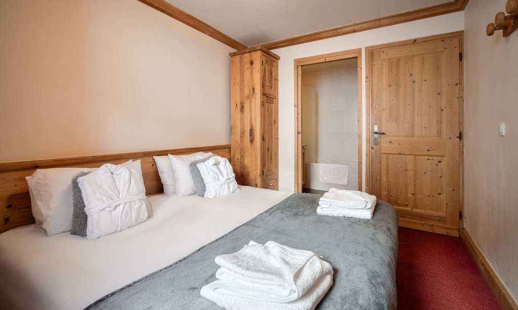 A Double bedroom in Catered Chalet Sabot Val in Thorens A Double bedroom in Catered Chalet Sabot Val in Thorens