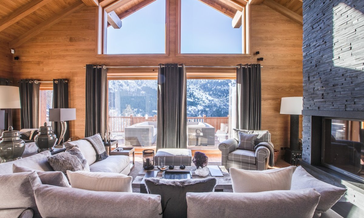 The spacious living room with a fireplace in Chalet Le Grenier Meribel Centre The spacious living room with a fireplace in Chalet Le Grenier Meribel Centre