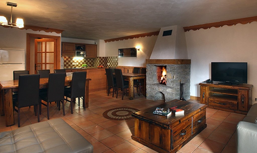 The Living and dining area with fireplace in a Chalet des Neiges Plein Sud apartment Val Thorens The Living and dining area with fireplace in a Chalet des Neiges Plein Sud apartment Val Thorens