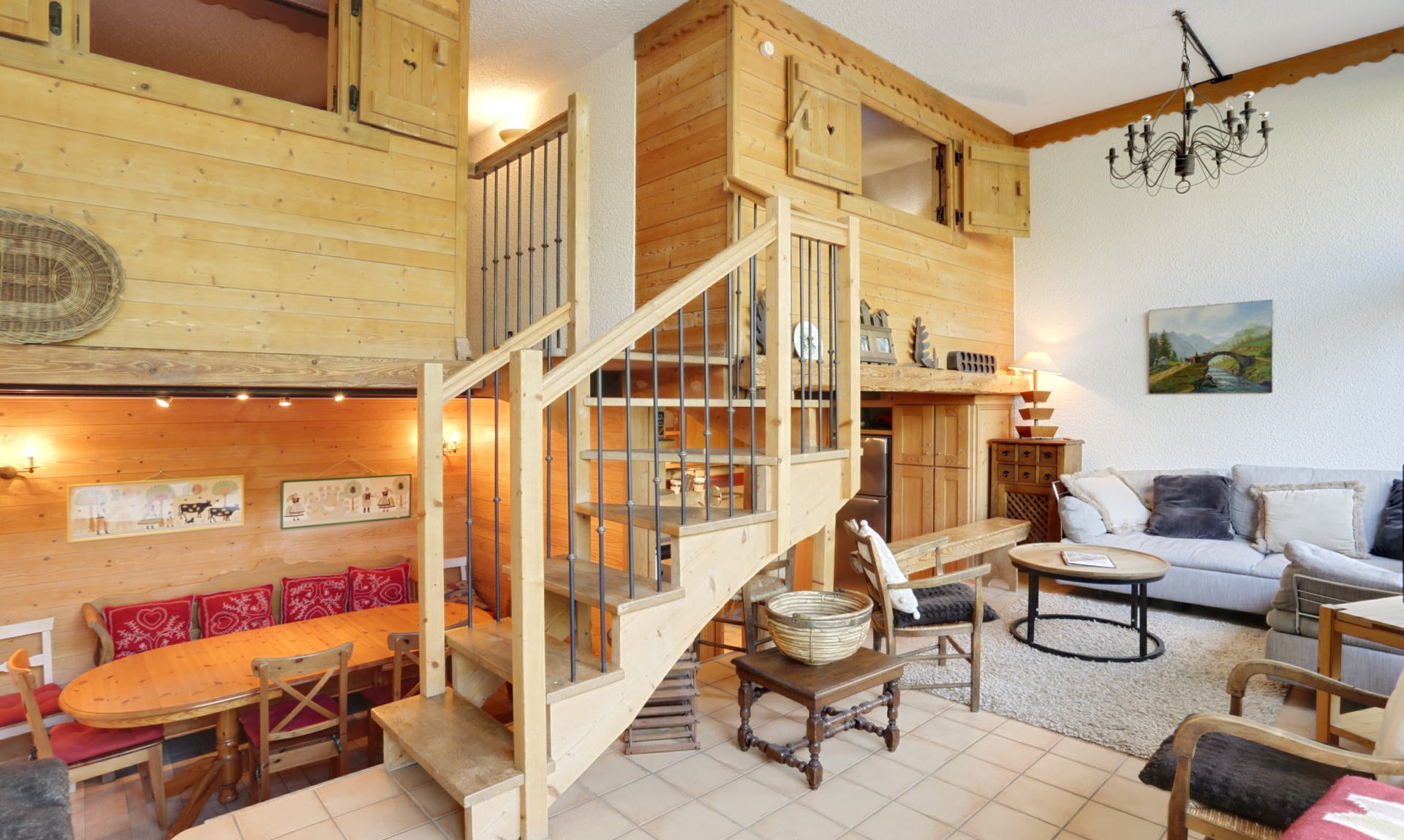 The living and dining areas in Apartment Petaru in Meribel Centre The living and dining areas in Apartment Petaru in Meribel Centre