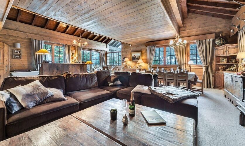 The large living and dining areas in Chalet Colorado Meribel