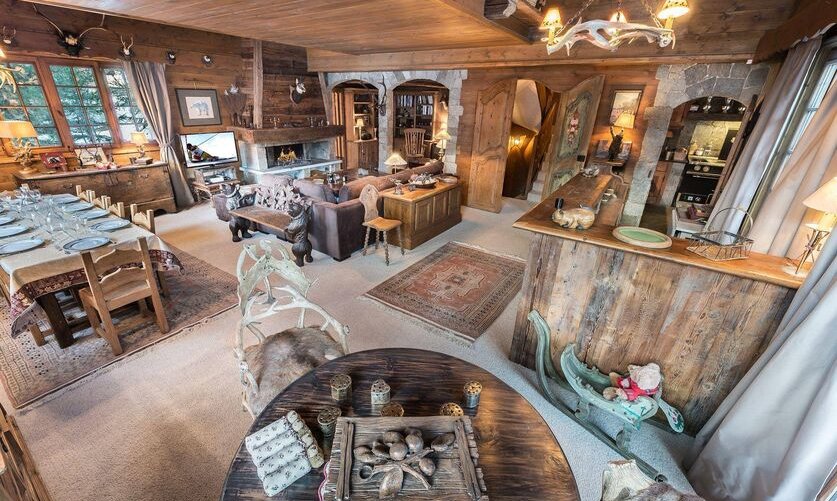 The large living and dining areas in Chalet Colorado Meribel