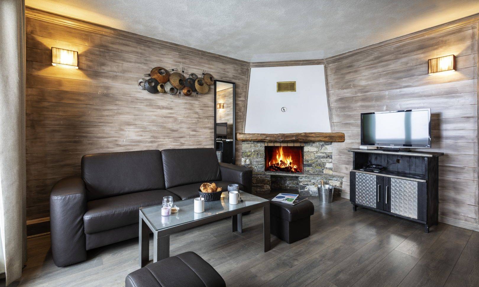 A Living room with fireplace in one of the apartments of Chalet des Neiges Hermine apartments in Val Thorens A Living room with fireplace in one of the apartments of Chalet des Neiges Hermine apartments in Val Thorens