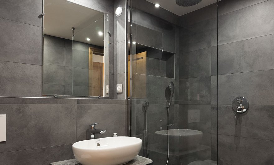 The ensuite shower room in Apartment Grand Meribel Centre The ensuite shower room in Apartment Grand Meribel Centre