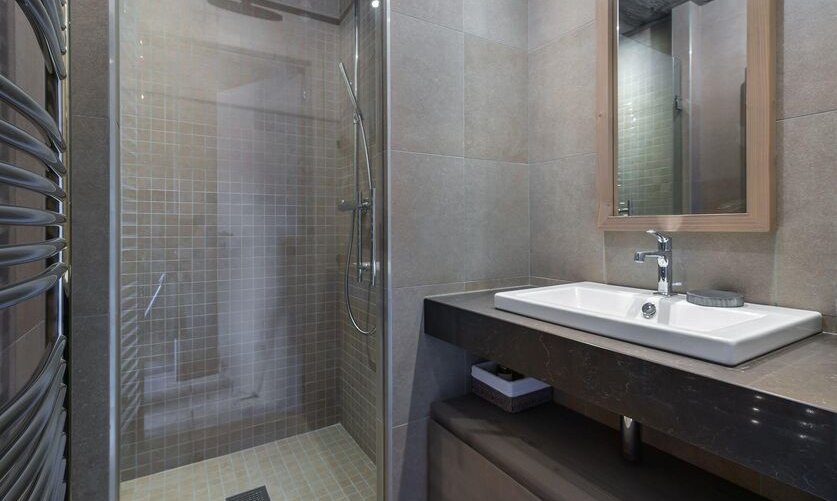 The Shower in the ensuite bathroom in Apartment Aspen Park 52 Meribel