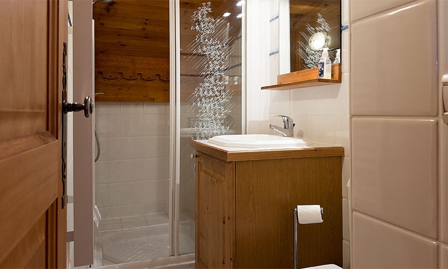 The Shower room in Apartment Jardin d'Eden in Meribel The Shower room in Apartment Jardin d'Eden in Meribel