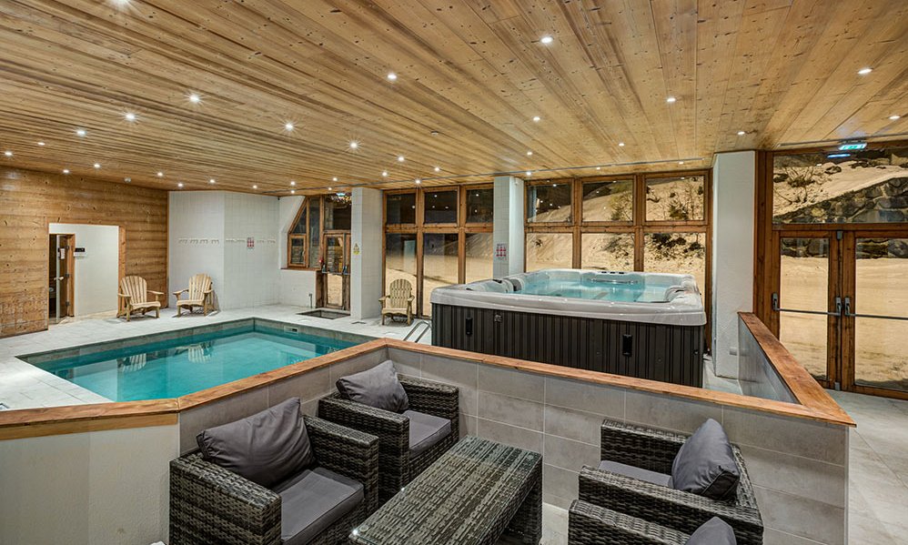 The Spa area with pool and Jacuzzi at Hotel Le Montana in La Tania The Spa area with pool and Jacuzzi at Hotel Le Montana in La Tania