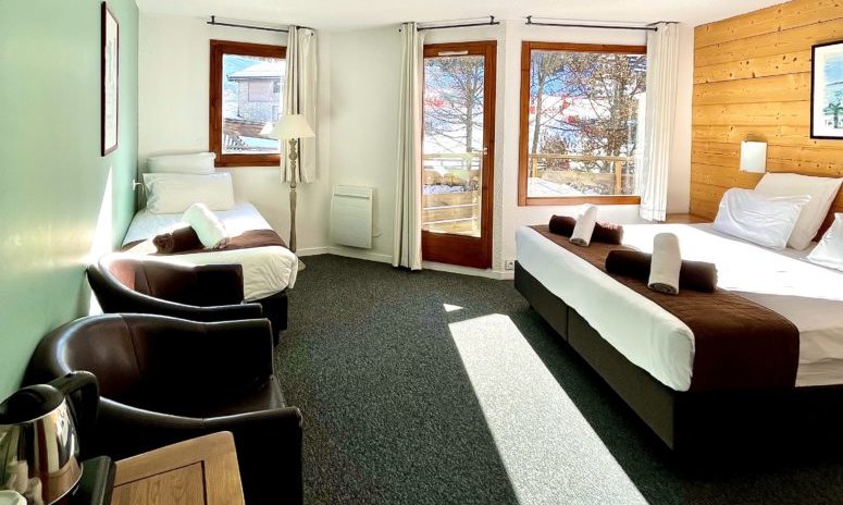 A Triple Room with balcony in Hotel Le Montana in La Tania A Triple Room with balcony in Hotel Le Montana in La Tania