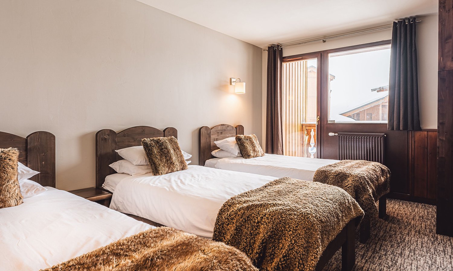 The large twin bedroom with an extra bed in Chalet Capricorne in Val Thorens The large twin bedroom with an extra bed in Chalet Capricorne in Val Thorens