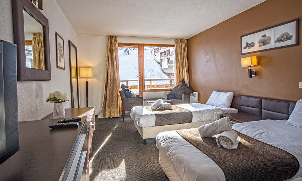 A Twin Room with balcony in Hotel Le Montana in La Tania A Twin Room with balcony in Hotel Le Montana in La Tania