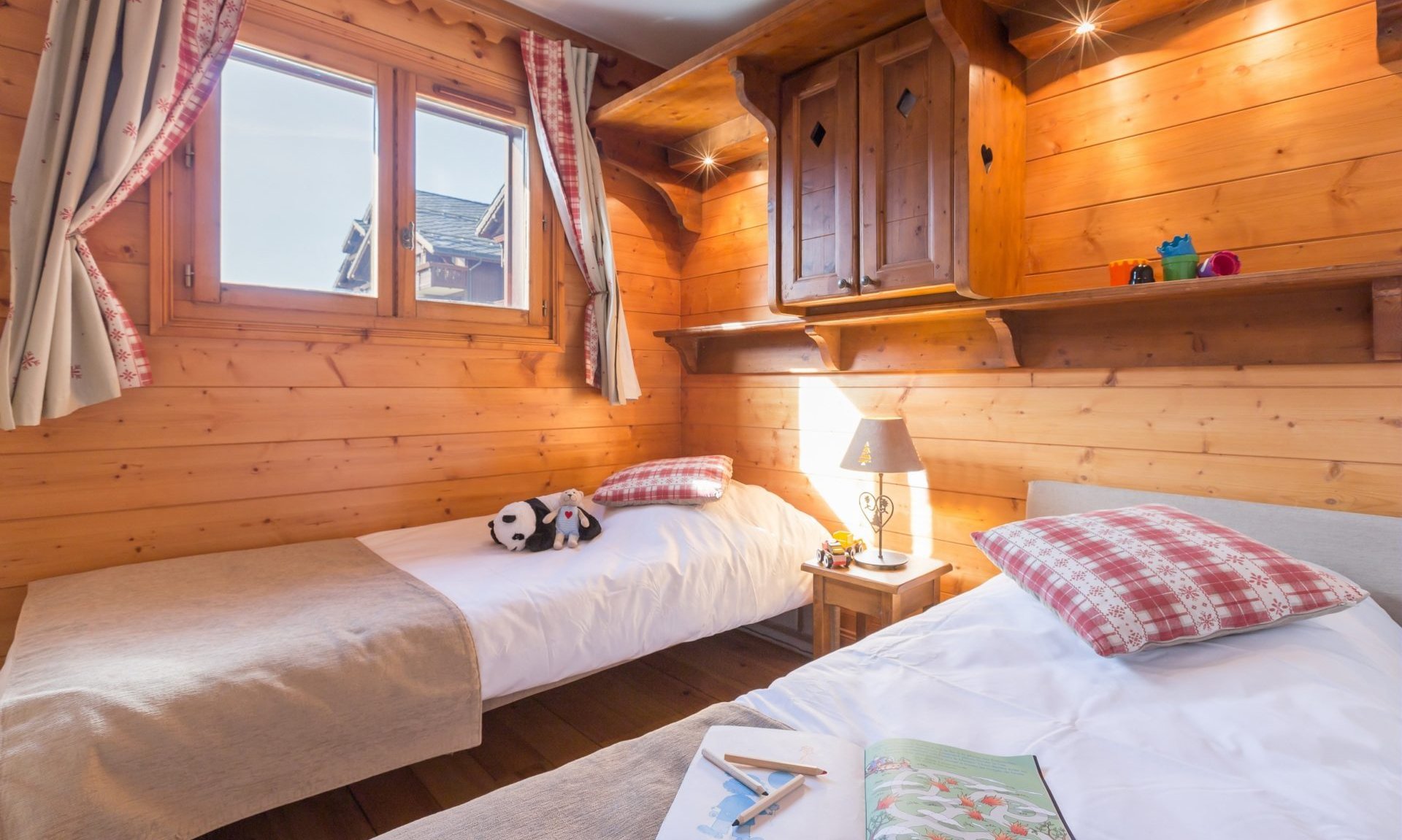 A Twin bedroom in Chalet des Neiges Hermine Val Thorens A Twin bedroom in Chalet des Neiges Hermine Val Thorens