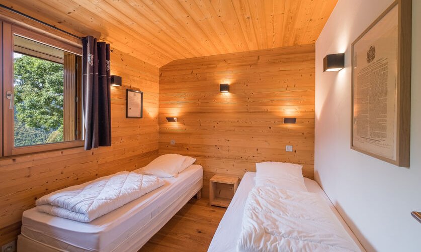 A twin bedroom in Chalet Arbe Meribel Village