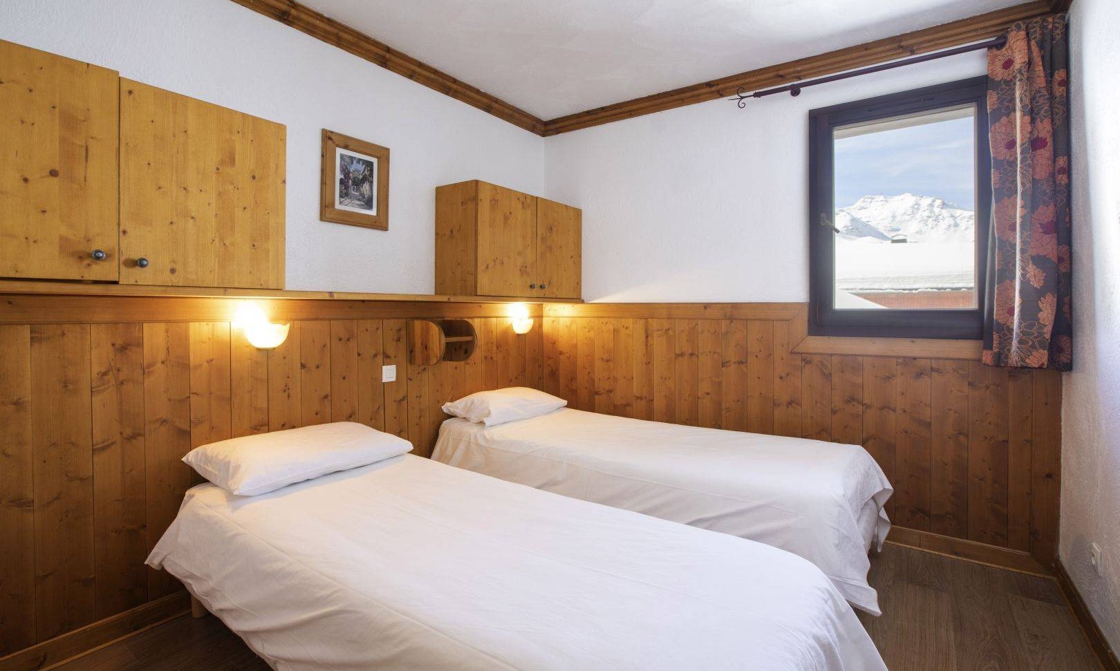 A Twin bedroom in Chalet des Neiges Hermine Val Thorens A Twin bedroom in Chalet des Neiges Hermine Val Thorens