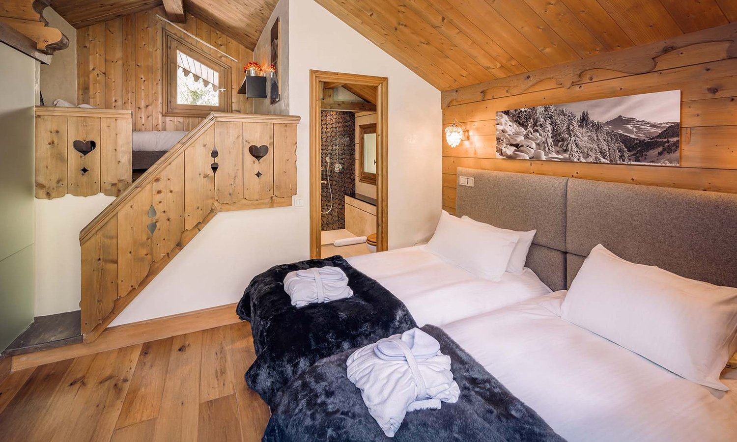 The bedroom with mezzanine area in Chalet Mariefleur in Meribel The bedroom with mezzanine area in Chalet Mariefleur in Meribel