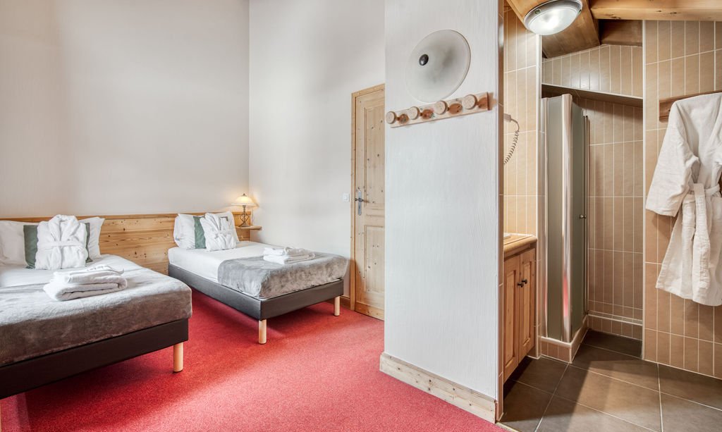 A Twin/Double bedroom with ensuite shower room in Chalet Sabot Penthouse Val Thorens A Twin/Double bedroom with ensuite shower room in Chalet Sabot Penthouse Val Thorens