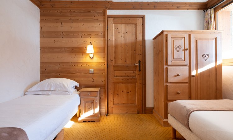 One of the ensuite Twin bedrooms in Chalet Oxalys Meribel One of the ensuite Twin bedrooms in Chalet Oxalys Meribel