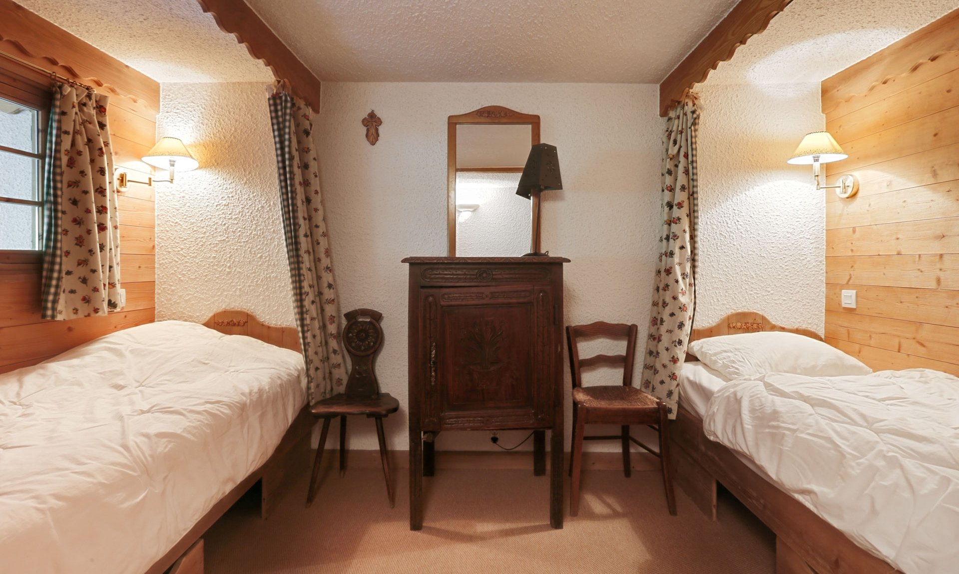 A twin bedroom in Apartment Petaru in Meribel Centre A twin bedroom in Apartment Petaru in Meribel Centre