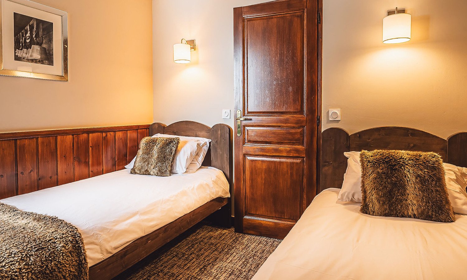 A twin bedroom in Chalet Capricorne in Val Thorens A twin bedroom in Chalet Capricorne in Val Thorens