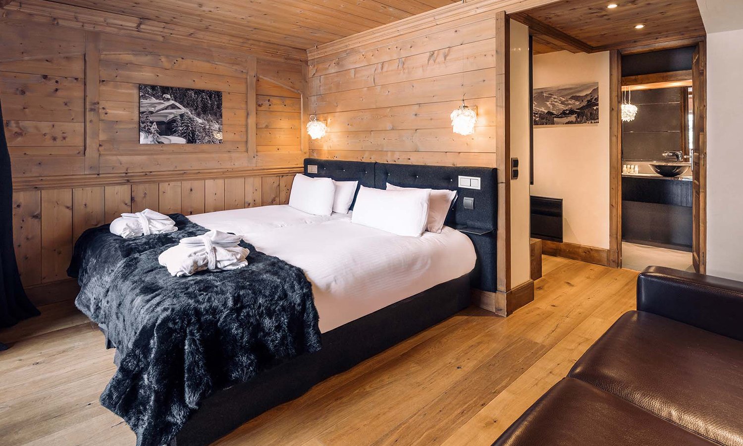 A Twin/double bedroom in Chalet Mariefleur in Meribel A Twin/double bedroom in Chalet Mariefleur in Meribel
