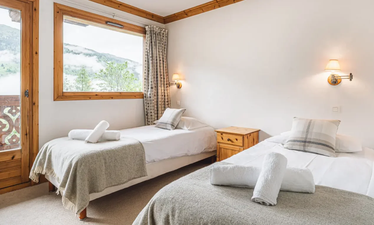 A twin bedroom in Chalet Virage in Meribel Centre A twin bedroom in Chalet Virage in Meribel Centre