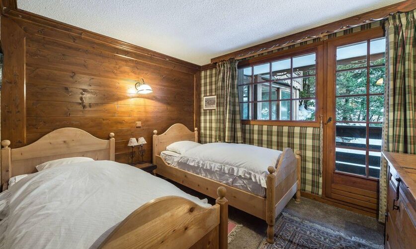 A twin bedroom in Chalet Colorado in Meribel