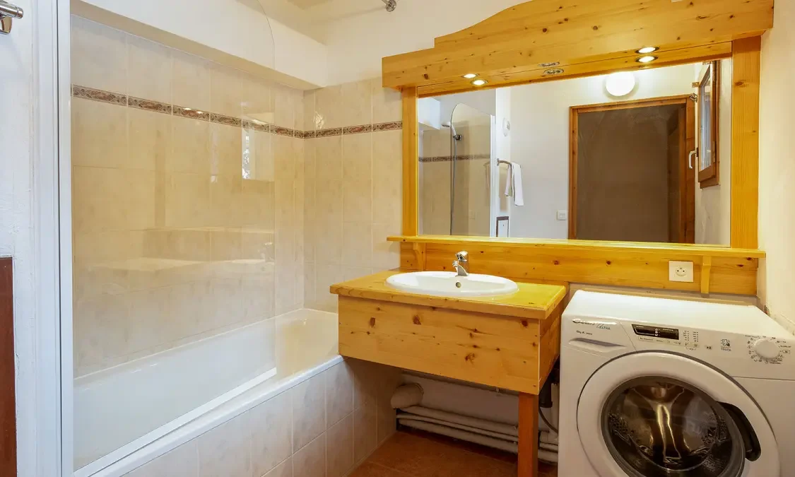 One of the bathrooms in Catered Chalet Pierre Meribel Mottaret One of the bathrooms in Catered Chalet Pierre Meribel Mottaret