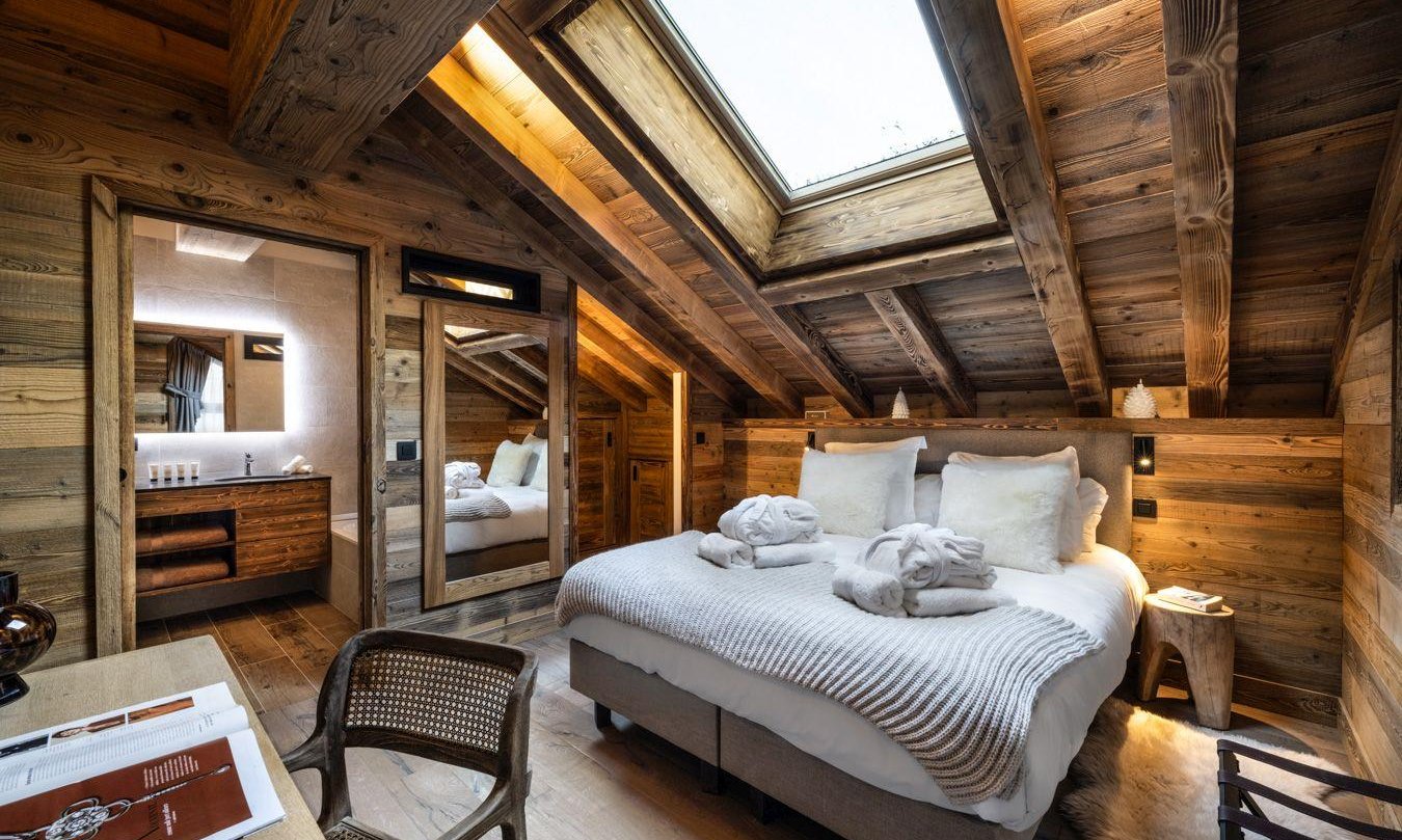 A Bedroom and ensuite Bathroom Residence Falcon Lodge Meribel