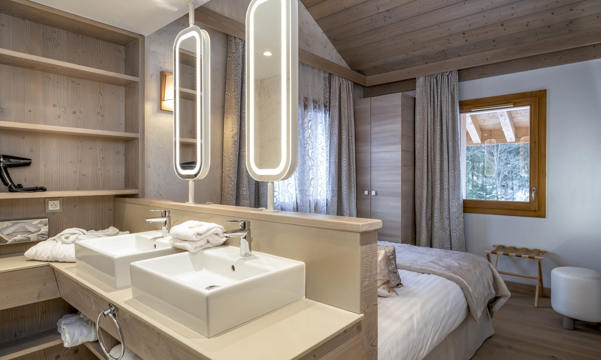An open plan Bedroom and bathroom in Residence L'Hevana Meribel An open plan Bedroom and bathroom in Residence L'Hevana Meribel