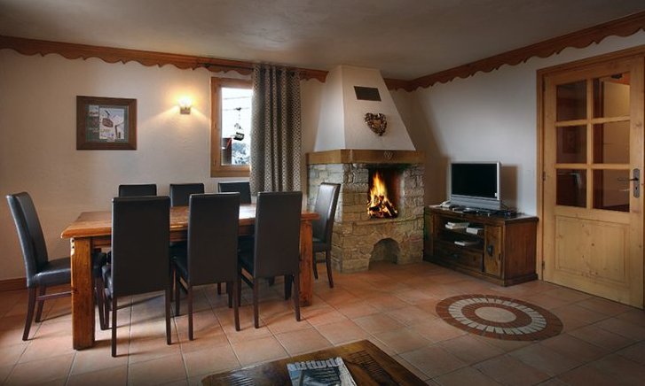 The Dining area and fireplace in a 6 person apartment in Chalet des Neiges Plein Sud Val Thorens The Dining area and fireplace in a 6 person apartment in Chalet des Neiges Plein Sud Val Thorens