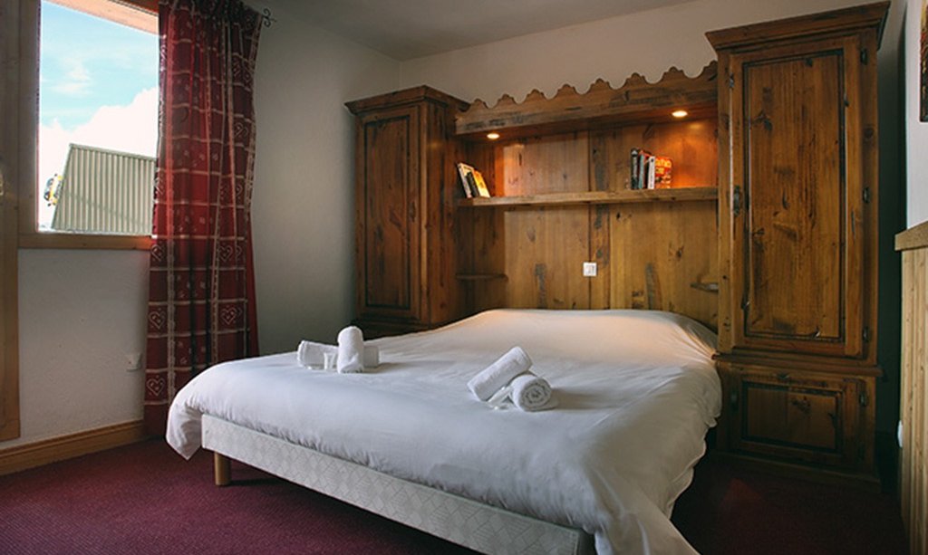 One of the Double bedrooms in an apartment Chalet des Neiges Plein Sud Val Thorens One of the Double bedrooms in an apartment Chalet des Neiges Plein Sud Val Thorens