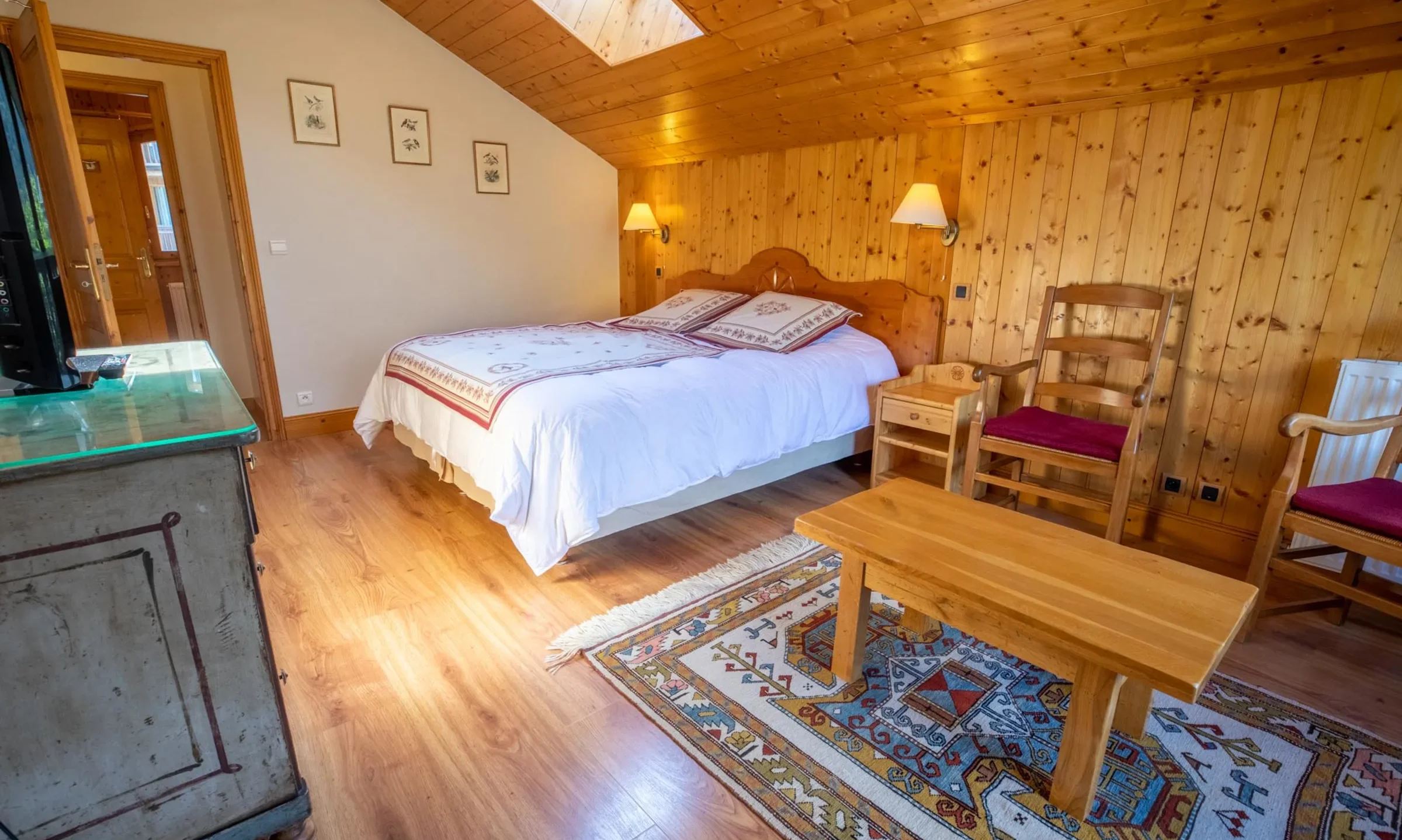 The spacious Double bedroom in Chalet Serpolet Meribel Centre