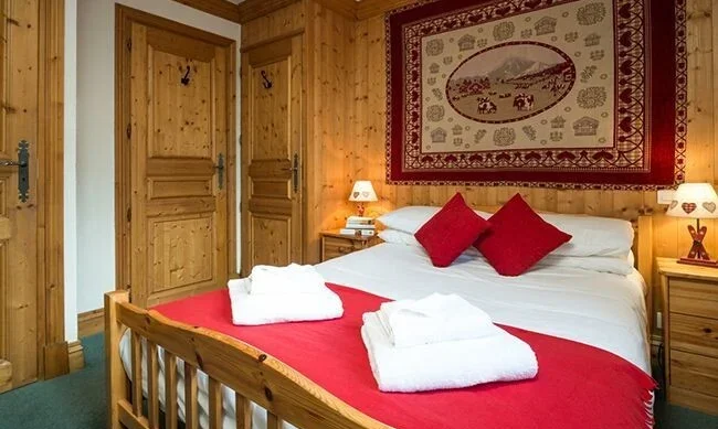 A Double bedroom in Chalet Bruyere Meribel Le Raffort