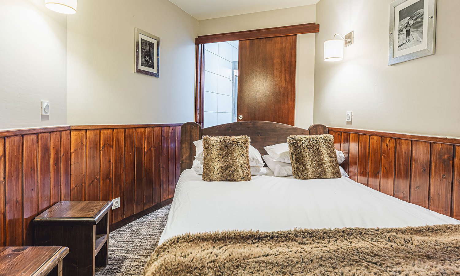 The Double bedroom in Catered Chalet Capricorne in Val Thorens The Double bedroom in Catered Chalet Capricorne in Val Thorens